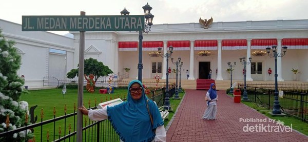 Didalam Area TheLegend Star Jatim Park 3 Dengan Latar Belakang Istana Medeka Indonesia