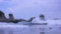 Terjangan ombak di Pantai Klayar