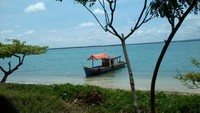 Perahu nelayan yang bersandar