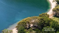 Pantai Pakkodian atau pantai air tawar, yg merupakan salah satu sisi danau Toba yg menyerupai pantai karena memiliki garis pantai, pasir putih yg lembut menyerupai pantai. di sini biasanya banyak warga lokal menghabiskan waktu untuk