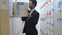 Warga Jepang yang menggunakan loker sebelum berangkat kerja