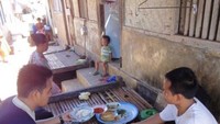 Interaksi dengan warga lokal dan jamuan makan siang