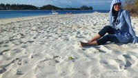 Menikmati Hamparan Pasir Gili Kedis