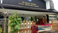 Berpose di pintu masuk museum Nusa Tenggara Barat
