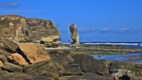 Bebatuan khas Pantai Batu Payung
