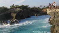 Di Pulau Nusa Ceningan, Bali. Ada para petualang yang berani menantang maut. Mereka datang ke Blue Lagoon dan melompat dari jurang ke dalam lautan di Cliff Jump Point. Menonton mereka saja rasanya sangat mendebarkan!