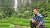 Saya berfoto dengan latar sawah dan air terjun