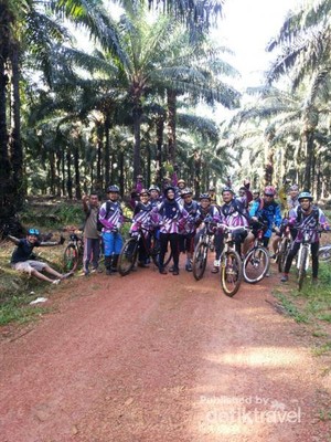 Long Weekend di Bangka, Gowes Seru Ke Air Terjun Dalil