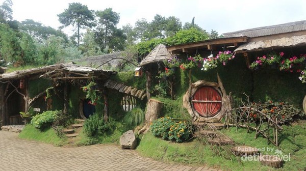 Long Weekend Di Lembang Ada Kampung Hobbit Nih