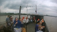 suasana sore menyusuri Sungai Mahakam di Kapal Wisata sangatlah menyenangkan.