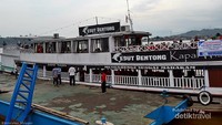 Kapal Pesut Bentong salah satu armada wisata susur sungai Mahakam Kota Samarinda.