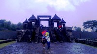Bergaya di tengah hujan