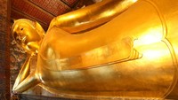 Patung Buddha tidur di Wat Pho (worldbestspot.com)