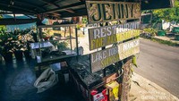 Tempat makan sederhana, tetapi kaya rasa