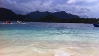 Pantainya yang pasir putih