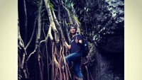 Memanjat akar pohon yang menjulur