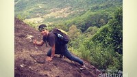 Mendaki tebing batu yang menantang sebelum mencapai puncak
