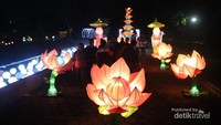 Lampion bunga dan pagoda