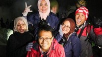 Foto bersama dengan latar api biru