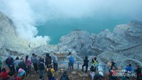 Para pengunjung menyaksikan keindahan Kawah Ijen