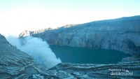 Danau yang tampak hijau kebiruan