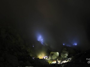 Long Weekend? Saatnya Mengejar Api Biru di Kawah Ijen
