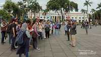Berkeliling ditemani pemandu wisata