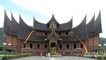 Long Weekend Seru, Foto Pakai Baju Adat di Istana Pagaruyung