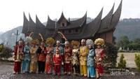 Mengenakan Pakaian adat khas Minang di Istana Pagaruyung