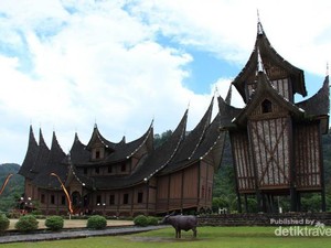 Long Weekend Seru, Foto Pakai Baju Adat di Istana Pagaruyung