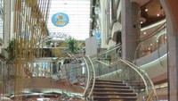 Royal Promenade kawasan utama di kapal pesiar Voyager (Vita/detikNews)