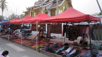pasar malam dengan latar belakang Royal Palace