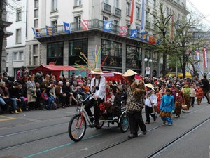 Lucunya Anak Indonesia Dalam Pawai Sechselaueten di Swiss