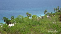 Pemandangan Pantai Sekertaing dari atas bukit.