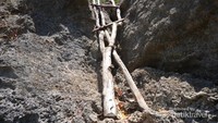 Tangga kayu kokoh sebagai alat bantu menuju pantai