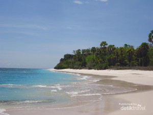 Lukisan Alam Bernama Pantai Sekertaing di Alor