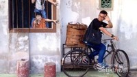 Ketika berada di Penang, Malaysia, wisatawan bisa menikmati aneka street art yang menggabung mural dengan instalasi benda seni. Misalnya saja sepeda yang kita naiki dengan lukisan anak-anak di dinding. Keren!