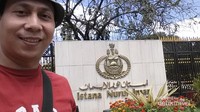 Berfoto di depan Istana Nurul Iman