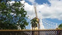 Pintu masuk istana yang tertutup untuk umum