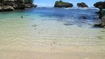 Lupakan Pulau Sempu, Malang Punya Pantai Ngliyep yang Keren
