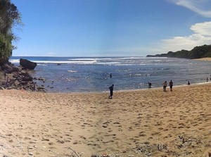 Lupakan Pulau Sempu, Malang Punya Pantai Ngliyep yang Keren