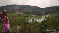 Menikmati dari kejauhan keindahan alam di sekitar Kawah Sileri