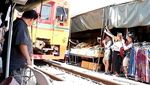 Maeklong, Pasar Thailand yang Dilewati Rel Kereta Api
