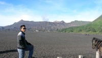 Berlagak koboi di lautan pasir, berlatar Gunung Bromo