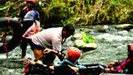 Main Air di Kampung Wisata Remboko