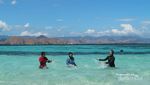 Main Air di Pulau Kanawa Tak Pernah Seasyik Ini