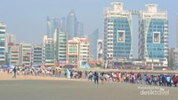 Rombongan mahasiswa di Pantai Gwangalli