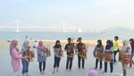 Main Angklung di Pantai Busan, Korea Selatan