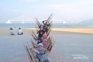Main Angklung di Pantai Busan, Korea Selatan