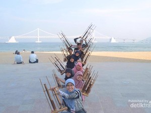 Main Angklung di Pantai Busan, Korea Selatan
